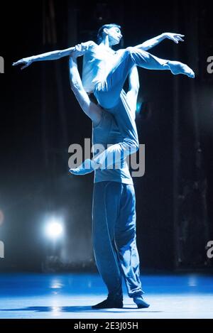 Muskulöse Balletttänzer im modernen Ballettduett auf der Bühne im dynamischen Ballettlift Stockfoto