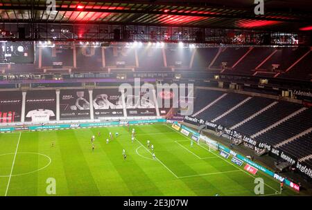 Spielszene im leeren Stadion, Übersicht, Deutsche Bank Park, Tribuene, ohne Fans/Zuschauer, Fußball 1. Bundesliga, 16. Spieltag, Eintracht Frankfurt (F) - FC Schalke 04 (GE) 3: 1, am 17. Januar 2021 in Frankfurt/Deutschland. ¬ Verwendung weltweit Stockfoto