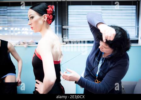 Die russische Ballerina Victoria Tereshkina in ihrer Garderobe vor einer Aufführung von Hans Van Manens 5 Tangos mit dem Mariinsky Ballet auf Tournee Stockfoto