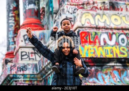 RICHMOND, VIRGINIA, JANUAR 18 - Attendies versammeln sich am Robert E. Lee Monument im Rahmen einer Martin Luther King Jr. Day Feier am 18. Januar 2021 in Richmond, Virginia. Der 18. Januar ist auch ein Tag der Waffenlobby im Bundesstaat Virginia. Foto: Chris Tuite/ImageSPACE /MediaPunch Stockfoto