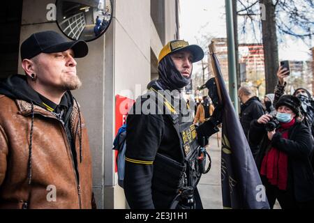 RICHMOND, VIRGINIA, 18. JANUAR - Mitglieder der Proud Boys nehmen am 18. Januar 2021 in Richmond, Virginia, an einer zweiten Änderungsversammlung während des Lobby Day im Virginia State Capitol Teil. Foto: Chris Tuite/ImageSPACE /MediaPunch Stockfoto