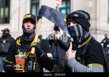 RICHMOND, VIRGINIA, 18. JANUAR - Mitglieder der Proud Boys nehmen am 18. Januar 2021 in Richmond, Virginia, an einer zweiten Änderungsversammlung während des Lobby Day im Virginia State Capitol Teil. Foto: Chris Tuite/ImageSPACE /MediaPunch Stockfoto