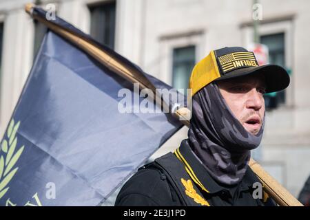 RICHMOND, VIRGINIA, 18. JANUAR - Mitglieder der Proud Boys nehmen am 18. Januar 2021 in Richmond, Virginia, an einer zweiten Änderungsversammlung während des Lobby Day im Virginia State Capitol Teil. Foto: Chris Tuite/ImageSPACE /MediaPunch Stockfoto