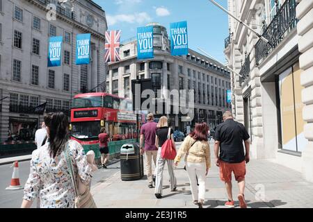 Regent Street in London im Sommer 2020. Vielen Dank NHS Banner hängen entlang der Straße. Stockfoto