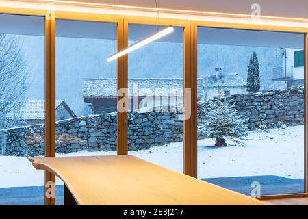 Innen ein Esszimmer, mit einem großen Erker, niemand innen und außen gibt es Schnee Stockfoto