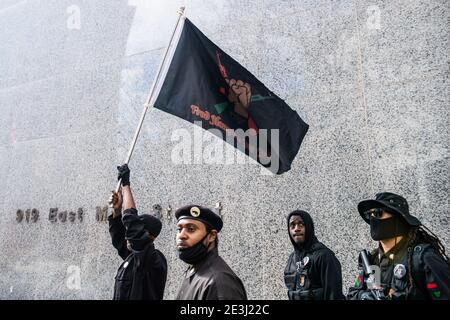 RICHMOND, VIRGINIA, JANUAR 18- Mitglieder der New Black Panthers, Black Lives Matter 757, Black Lives Matter Richmond Virginia und die Fred Hampton Miliz nehmen am 18. Januar 2021 am Lobby Day im Virginia State Capitol in Richmond, Virginia, an einer zweiten Änderungsversammlung Teil. Foto: Chris Tuite/ImageSPACE /MediaPunch Stockfoto