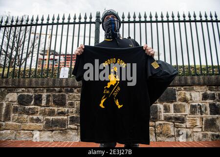 RICHMOND, VIRGINIA, 18. JANUAR - Mitglieder der Proud Boys nehmen am 18. Januar 2021 in Richmond, Virginia, an einer zweiten Änderungsversammlung während des Lobby Day im Virginia State Capitol Teil. Foto: Chris Tuite/ImageSPACE /MediaPunch Stockfoto