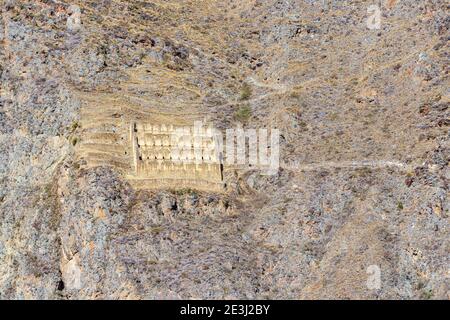 Berghang qullqas (Lagerhäuser) auf Pinkuylluna, Ollantaytambo, eine archäologische Stätte der Inka im Heiligen Tal in Urubamba, Cusco Region, Peru Stockfoto