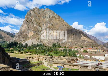 Blick auf den Pinkuylluna Berg von den Terrassen in Ollantaytambo, einer archäologischen Stätte der Inka im Heiligen Tal in Urubamba, Cusco Region, Südperu Stockfoto