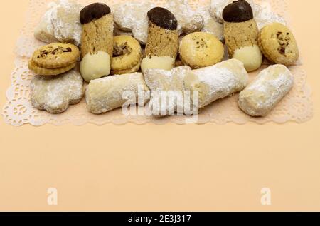 Bosnische Tee-Kekse in verschiedenen Formen und Farben auf einem Cremiger Hintergrund Stockfoto