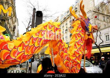 PARIS, FRANKREICH - 28. JANUAR 2017: Chinesische Neujahrsfeier in Paris. Traditioneller Drache, der durch die Straßen geht. Stockfoto