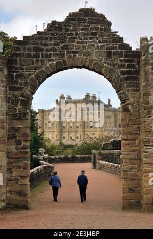 Eingang Torbogen über die Straße, die zum Culzean Castle führt, ehemalige Heimat der Marquess of Ailsa, in Ayrshire, Schottland, Großbritannien, Europa Stockfoto