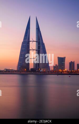 Bahrain, Manama, Blick auf die Bucht von Bahrain, das Bahrain World Trade Centre und die Skyline der Stadt Stockfoto