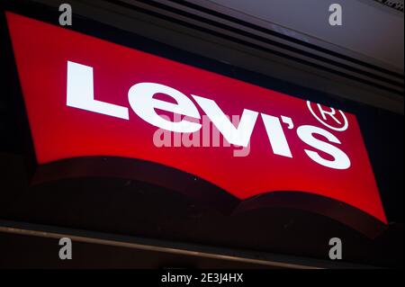 12.03.2020, Singapur, Republik Singapur, Asien - beleuchtetes Firmenzeichen und Logo mit dem Schriftzug von Levis (Levi Strauss & Co). Stockfoto