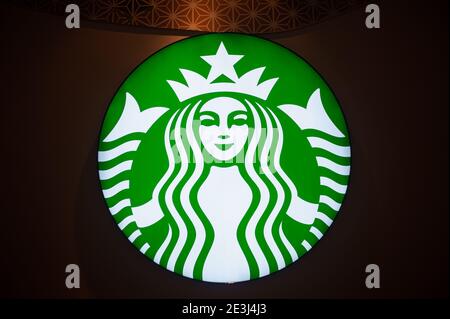 12.03.2020, Singapur, Republik Singapur, Asien - beleuchtetes Firmenzeichen mit Logo eines Starbucks Kaffeehauses. Stockfoto