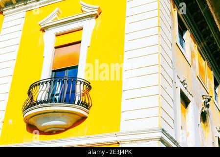 Haus mit False Balkon und Fenster im alten Stil Stockfoto