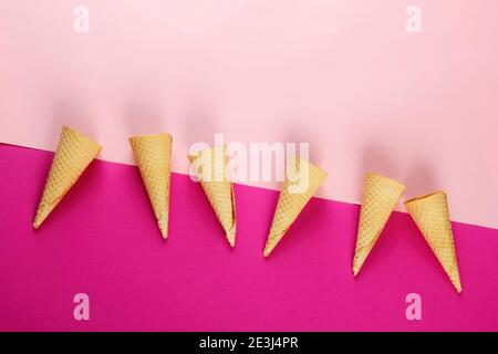 Emty Eiszapfen Muster auf farbigem Hintergrund. Draufsicht. Mehrere Eiszapfen designe Stockfoto