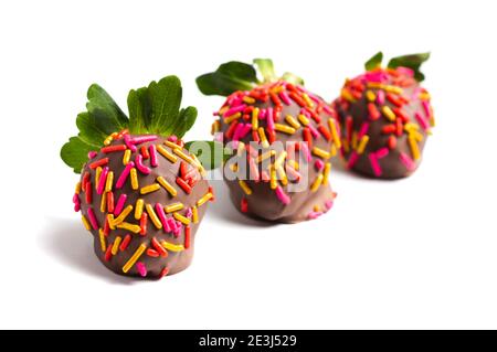 Schokolade überzogene Erdbeeren mit Streuseln isoliert auf einem weißen Hintergrund Stockfoto