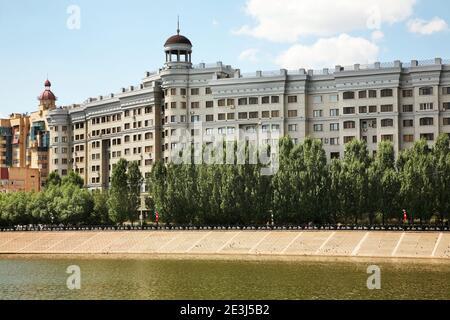 Ufer des Flusses Ischim in Astana. Kasachstan Stockfoto