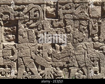 Detail der Wandschnitzerei in alten maya-Ruinen von Chichen Itza, Halbinsel Yucatan, Mexiko Stockfoto