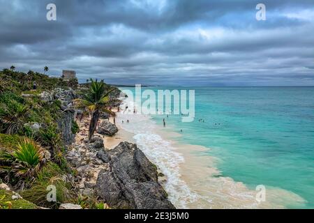 El Castillo Strand mit dramatischem Himmel und türkisblauem Wasser in Tulum, Halbinsel Yucatan, Mexiko Stockfoto