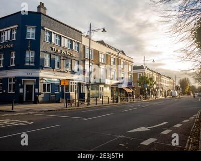 London - Geschäfte und ein Pub in der Castelnau Straße in Barnes, in der Nähe der Hammersmith Bridge im Südwesten Londons Stockfoto