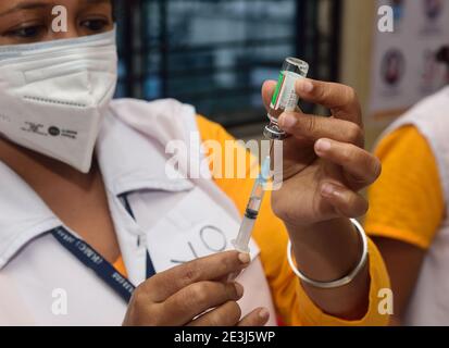 Kalkutta, Indien. Januar 2021. Ein Gesundheitshelferin mit Gesichtsmask bereitet eine Spritze mit dem Covishield Covid19-Impfstoff vor.am dritten Tag der ersten Phase der Coronavirus-Impfung, Gesundheitshelfer geimpften die Gesundheitshelfer vor Ort mit dem von Oxford-AstraZeneca Plc entwickelten und vom Serum Institute of India im Urban Primary Health Center in Kalkata hergestellten Coronaimpfstoff Covishield. Nach dem zweiten Tag der Covid19-Impfung wurden in ganz Indien rund 450 Fälle von Nebenwirkungen gemeldet. Kredit: SOPA Images Limited/Alamy Live Nachrichten Stockfoto