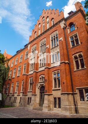 Rotes mittelalterliches Backsteingebäude des Collegium Witkowskiego der Jagiellonen Universität in Krakau, Polen Stockfoto