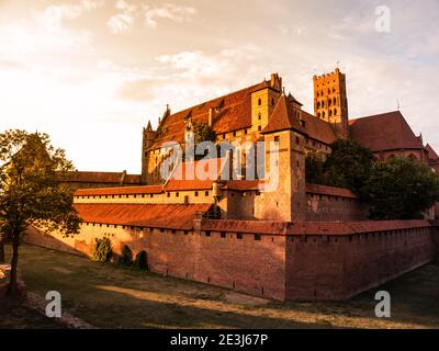 Schloss Malbork an sonnigen Sommertagen. Das hohe Schloss mit der Jungfrau Maria Kirche, ungewöhnliche Blickwinkel aus Süd-West, Polen Stockfoto