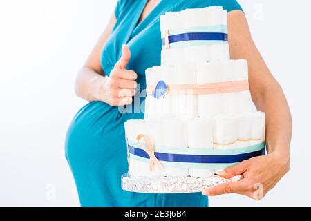 Schwangere Frau hält Windelkuchen für ihren ungeborenen Jungen Stockfoto