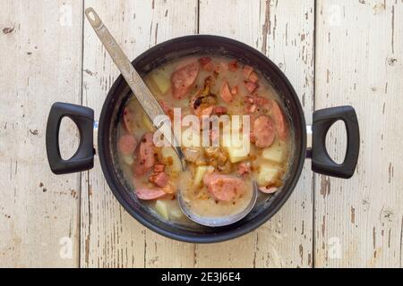 Traditionelle polnische saure Suppe genannt żurek in einem Topf Stockfoto