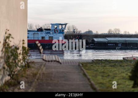 Wolmirstedt, Deutschland. Januar 2021. Während der Corona Lockdown fährt ein polnischer Binnenschiff auf dem Mittelland-Kanal bei Wolmirstedt. Quelle: Stephan Schulz/dpa-Zentralbild/ZB/dpa/Alamy Live News Stockfoto