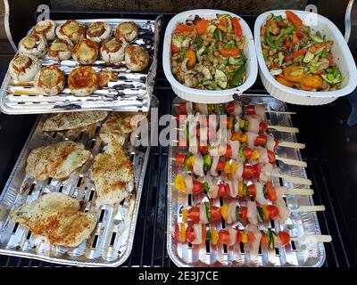 Gegrilltes Gemüse und Fleisch auf einem Grill , Draufsicht Stockfoto