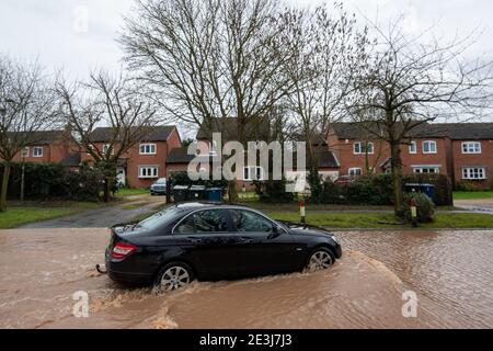 Autos machen ihren Weg durch das Flutwasser in Normaton-on-Soar, Nottinghamshire. Bilddatum: Dienstag, 19. Januar 2021. Stockfoto