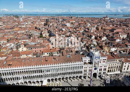 Luftbild vom Campanile Glockenturm über die Dächer von Venedig in Richtung Lagune und Festland, Venedig, Italien Stockfoto