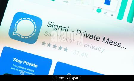 Signal App-Seite im App Store auf dem Apple iPhone-Bildschirm. Signal ist ein verschlüsselter Messaging-Dienst. Stockfoto