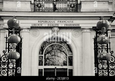 Chinesische Neujahrsfeier in Paris, Frankreich. Rathaus im 3. Arrondissement von Paris mit traditionellen chinesischen roten Laternen dekoriert. Schwarz weiß Stockfoto