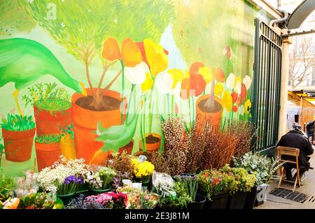 PARIS, FRANKREICH - 28. JANUAR 2017: Blumengeschäft im Eingang zum berühmten Marche des Enfants Rouges ('Red Children Market') im Marais-Viertel. Stockfoto