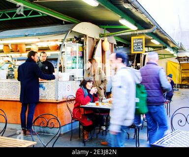 PARIS, FRANKREICH - 28. JANUAR 2017: Menschen essen im Marche des Enfants Rouges („Roter Kindermarkt“). Dieser älteste überdachte Markt in Paris. Stockfoto