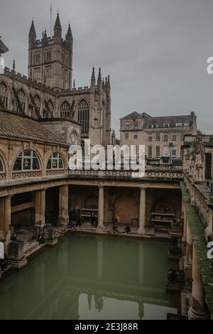 Blick auf Bath Abbey von Roman Baths Spa, Somerset, England, Großbritannien. Stockfoto