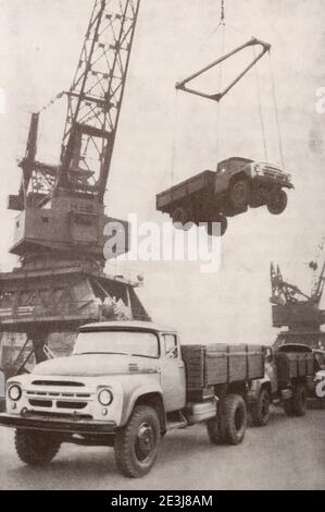 Verladung neuer ZIL-Lkw in der Sowjetunion im Jahr 1965. Stockfoto