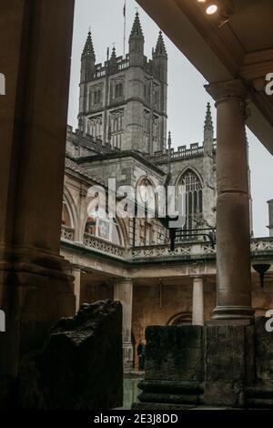 Blick auf Bath Abbey von Roman Baths Spa, Somerset, England, Großbritannien. Stockfoto