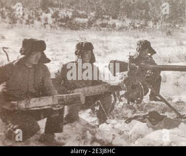 Soldaten der chinesischen Volksbefreiungsarmee im Gebiet der Insel Damanski während des chinesisch-sowjetischen Grenzkonflikts. Der chinesisch-sowjetische Grenzkonflikt war ein siebenmonatiger, nicht deklarierter militärischer Konflikt zwischen der Sowjetunion und China im Jahr 1969, nach der chinesisch-sowjetischen Spaltung. Die schwersten dieser Grenzkonflikte, die die beiden größten kommunistischen Staaten der Welt an den Rand des Krieges brachten, ereigneten sich im März 1969 in der Nähe der Insel Zhenbao (Damansky) am Ussuri (Wusuli)-Fluss in der Nähe der Mandschurei. Der Konflikt führte zu einem Waffenstillstand, mit einer Rückkehr zum Status quo. Stockfoto