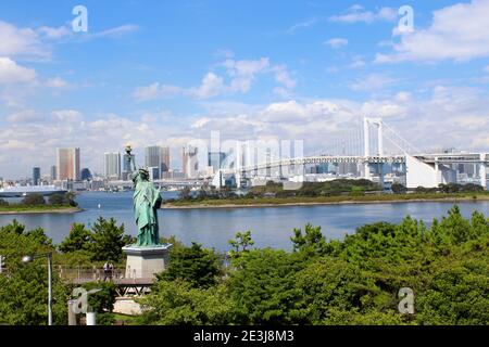 Panoramablick auf Odaiba mit Regenbogenbrücke. Odaiba ist eine von Menschenhand hergestellte Insel in der Bucht von Tokio und ein beliebtes Unterhaltungs- und Einkaufsviertel. Stockfoto