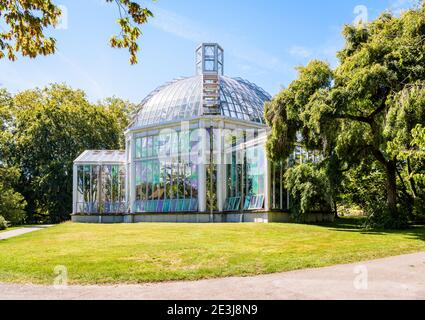 Hinter dem gemäßigten Gewächshaus im Konservatorium und Botanischen Garten von Genf, die Pflanzen des mediterranen Klimas aus der ganzen Welt beherbergt. Stockfoto