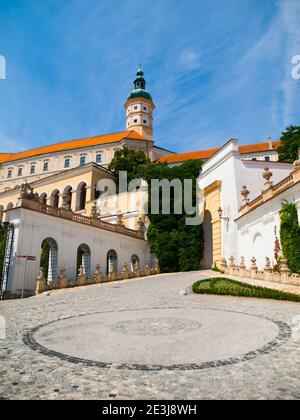 Blick auf das Mikulov Schloss vom Parktor aus, Tschechische Republik Stockfoto