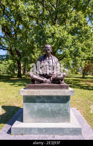 Die sitzende Statue von Gandhi im Ariana Park in Genf. Stockfoto