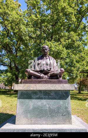 Die sitzende Statue von Gandhi im Ariana Park in Genf. Stockfoto