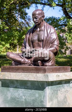 Die sitzende Statue von Gandhi im Ariana Park in Genf. Stockfoto