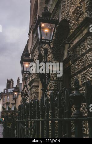 Lichtpfosten am Eingang des Guildhall Market in Bath, Somerset, England, Großbritannien. Stockfoto